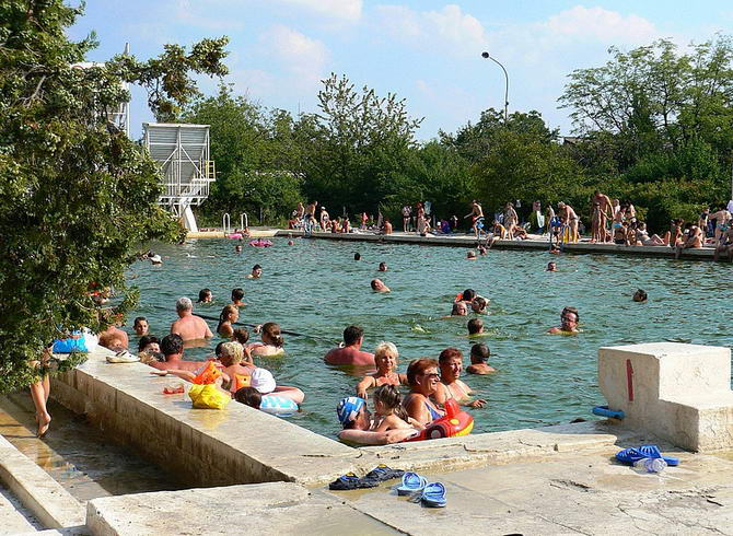 термальний басейн в селі Берегово