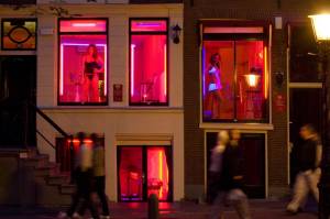У Амстердамі туристів, що витріщаються, намагаються вигнати з кварталу червоних ліхтарів