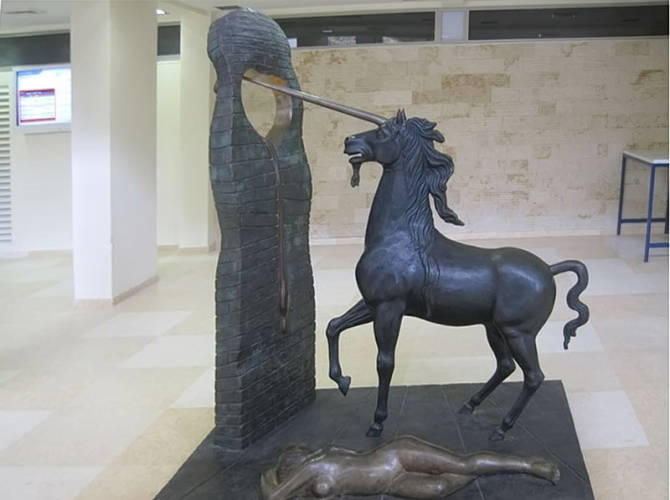 Скульптура Далі "Одноріг" в учбовій будівлі інституту ім. Вейцмана