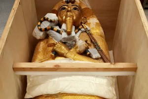З гробниці Тутанхамона витягнули велику золоту труну