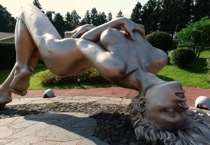 Скульптура голої жінки на піку задоволення
