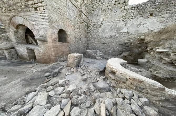Розкопки в древніх руїнах Помпеї