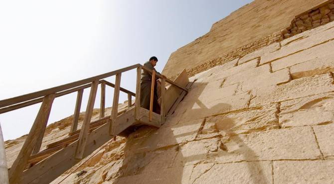 фото: вхід до піраміди в Мейдумі