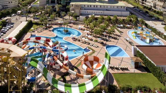 аквапарк готелю Sherwood Breezes Resort