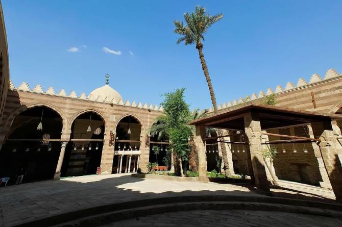 Внутрішній двір мечеті Аксункур