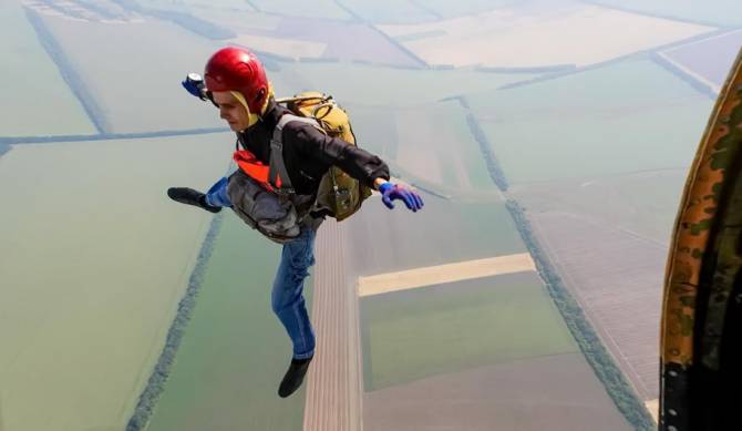 Перший стрибок з парашутом