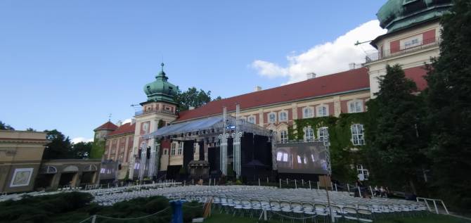 Сцена для музичного фестивалю в замку Любомирських в Ланьцуті