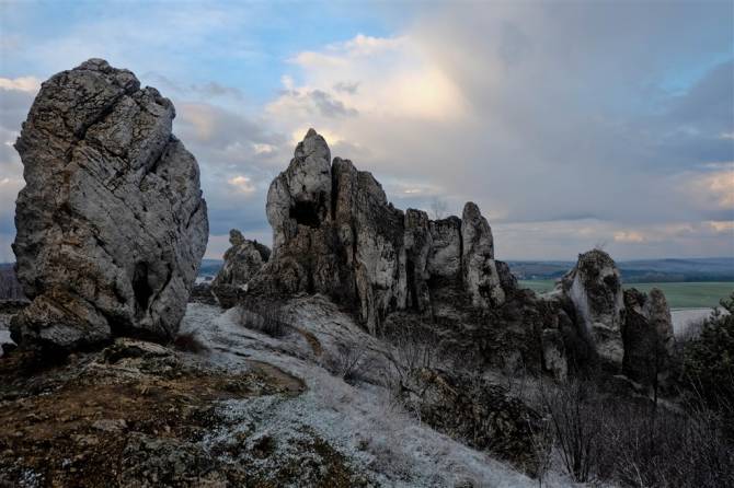 скелі біля замку Огроджєнець